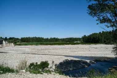 Montecchio Emilia 'daki Enza Nehri' nin üzerinde yaz mevsiminde kurak nehir olan bir köprü. Yüksek kalite fotoğraf