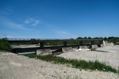 Montecchio Emilia 'daki Enza Nehri' nin üzerinde yaz mevsiminde kurak nehir olan bir köprü. Yüksek kalite fotoğraf