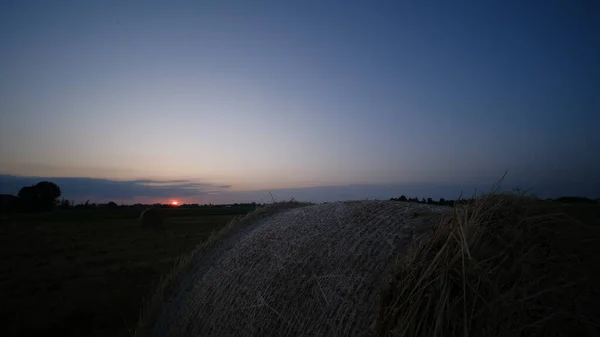 Runde Heuballen Mit Sonnenuntergang Hintergrund Hochwertiges Foto — Stockfoto