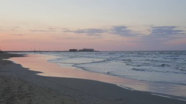 Rini kumsalı Parlak renklerle ve denizle güzel gün batımı