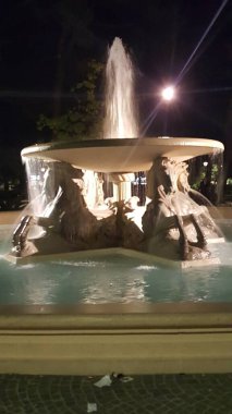 Rimini Central Fountain 'da yaz akşamları atlarla birlikte. Yüksek kalite fotoğraf