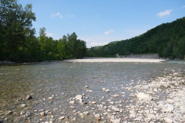 Güneşli bir günde nehir yatağında çakıl ve taşlar. Güneşli bir günde nehir yatağında yüksek kaliteli foto baloncuklar ve taşlar.