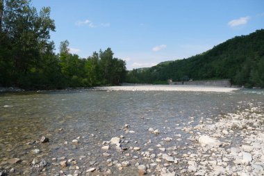 Güneşli bir günde nehir yatağında çakıl ve taşlar. Güneşli bir günde nehir yatağında yüksek kaliteli foto baloncuklar ve taşlar.