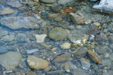 Güneşli bir günde nehir yatağında çakıl ve taşlar. Güneşli bir günde nehir yatağında yüksek kaliteli foto baloncuklar ve taşlar.