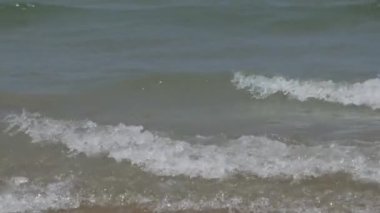 Kıllı bacaklar ağır çekimde rimini sahilinden geçiyor.