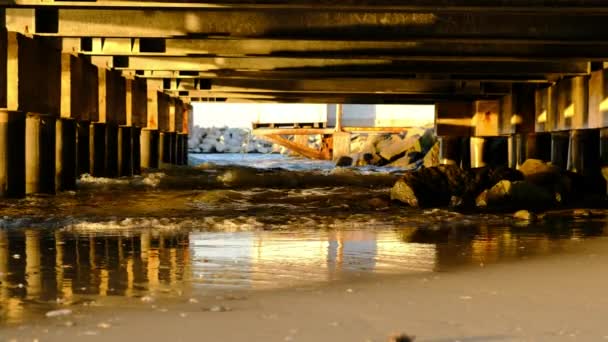 Stranden Rimini Vid Solnedgången Cervias Brygga Med Realtidsvågor Och Reflektioner — Stockvideo