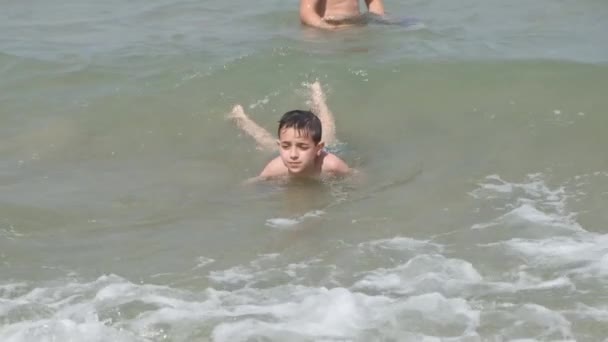 美しい子供は海のリシオーネ ビーチで遊ぶ — ストック動画