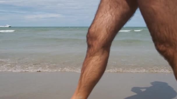 リミニのビーチをゆっくりと歩く毛深い足は — ストック動画