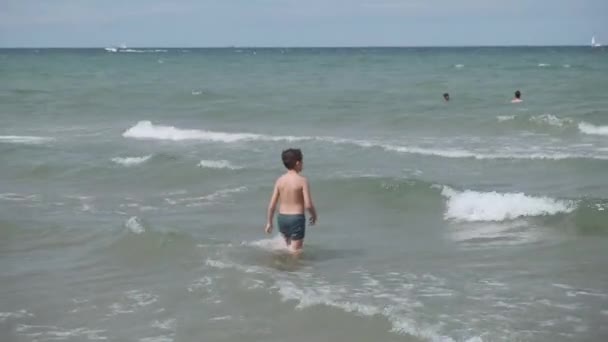 Schönes Kind Spielt Strand Von Riccione Meer — Stockvideo