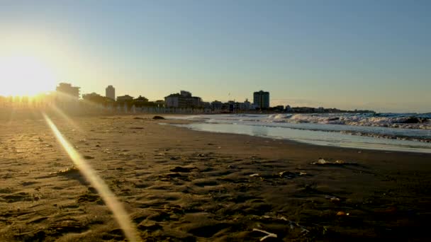 リミニビーチリアルタイム波と反射と日没で — ストック動画