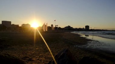Günbatımında dalgalarla birlikte rimini plajında zaman aşımı