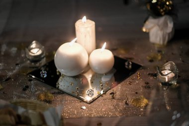 Masa merkezi, yuvarlak mumlarla düğün masasını hazırlıyor. Yüksek kalite fotoğraf