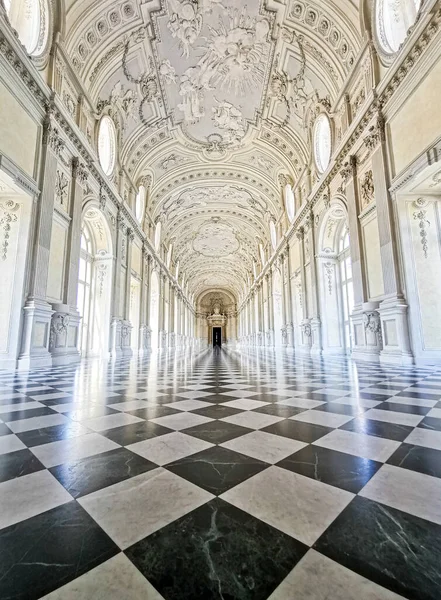 Hermosa Habitación Con Gran Salón Con Columnata Piso Cuadros Blanco — Foto de Stock