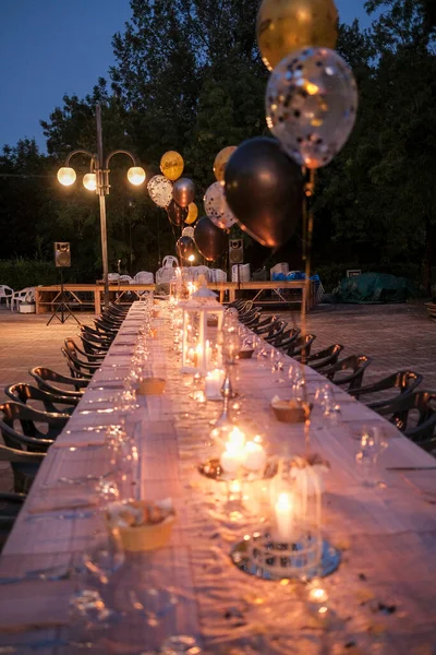Schöner Tisch Für Geburtstagshochzeit Mit Kerzen Und Laternen Bei Kerzenschein — Stockfoto