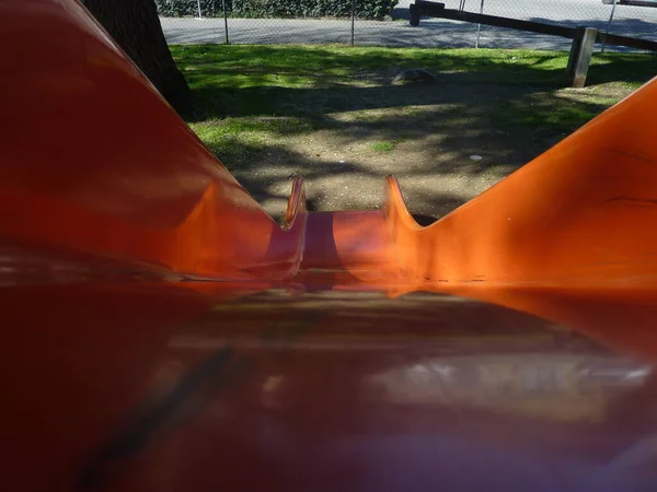 Scivolo Arancione Nel Parco Giochi Bambini Nella Giornata Sole Foto — Foto Stock