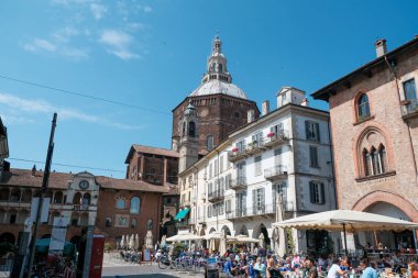 Güneşli bir günde katedralin arkası pavia piazza pincipale