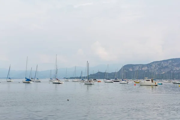 Piccole Barche Sul Lago Garda Con Cielo Nuvoloso Foto Alta — Foto Stock