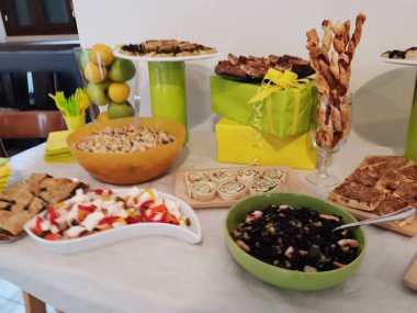 İtalya 'da komünyon töreni için ev yapımı tatlı ve lezzetli hamur işleri büfesi. Yüksek kalite fotoğraf