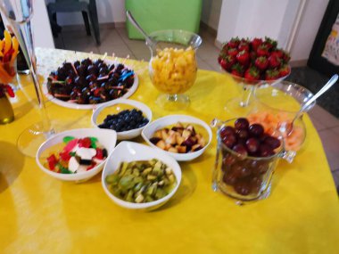 İtalya 'da komünyon töreni için ev yapımı tatlı ve lezzetli hamur işleri büfesi. Yüksek kalite fotoğraf