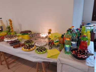 İtalya 'da komünyon töreni için ev yapımı tatlı ve lezzetli hamur işleri büfesi. Yüksek kalite fotoğraf