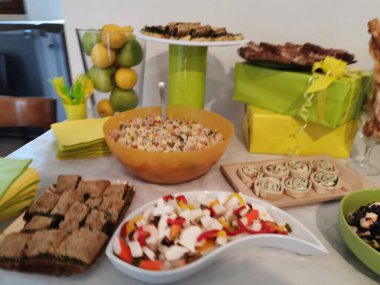 İtalya 'da komünyon töreni için ev yapımı tatlı ve lezzetli hamur işleri büfesi. Yüksek kalite fotoğraf