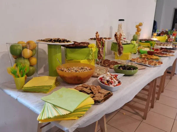 Buffet Mit Hausgemachten Desserts Und Herzhaftem Gebäck Für Die Kommunion — Stockfoto