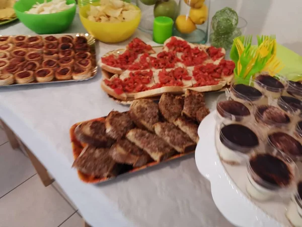 Buffet Mit Hausgemachten Desserts Und Herzhaftem Gebäck Für Die Kommunion — Stockfoto