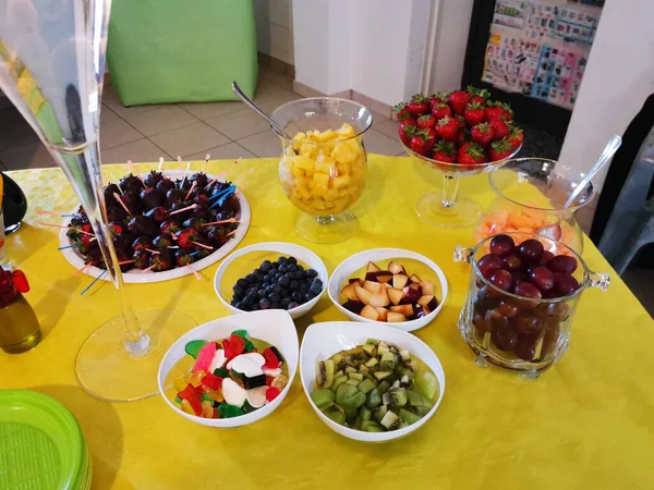 Buffet Mit Hausgemachten Desserts Und Herzhaftem Gebäck Für Die Kommunion — Stockfoto