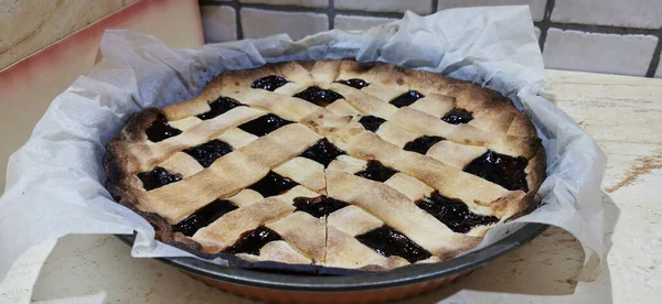 Hemlagad Tårta Med Bakade Bär Högkvalitativt Foto — Stockfoto