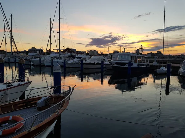 Hamn Cervia Båtar Vacker Solnedgång Med Reflektion Solen Vattnet Högkvalitativt — Stockfoto