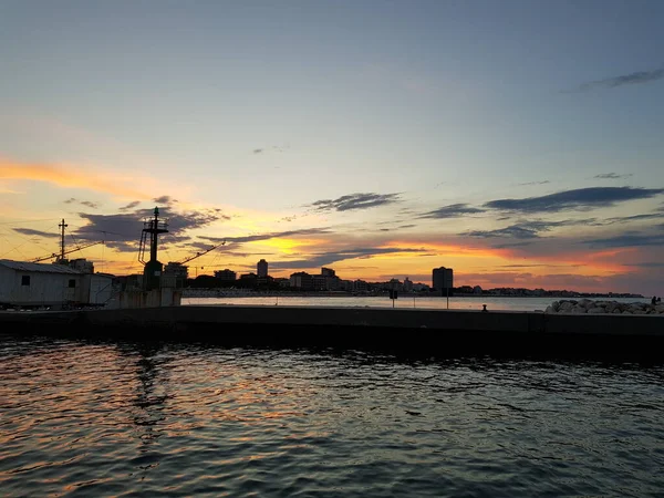 塞维利亚港的船美丽的落日 在水面上反射着太阳 高质量的照片 — 图库照片