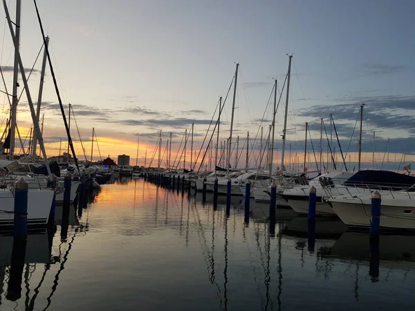 水の上に太陽の反射とセルビア船の美しい夕日のポート 高品質の写真 — ストック写真