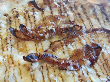 Beyaz pizza, mozzarella pastırması, balzamik sirke ve bal. Yüksek kalite fotoğraf