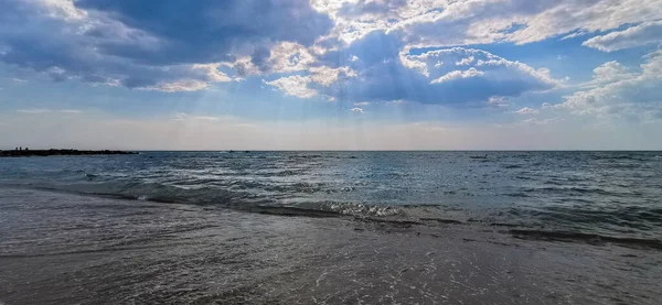 海滩的焦点是罗马海岸的沙子和岩石 高质量的照片 — 图库照片