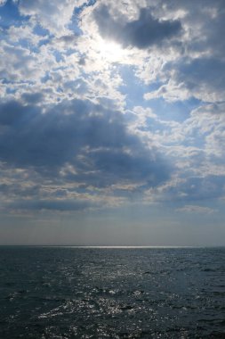 Kum ve kayalarla kaplı bir sahil kenarı Ostia Roma kıyısı. Yüksek kalite fotoğraf