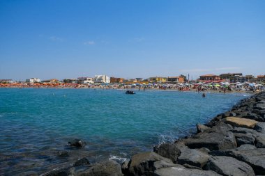 Kum ve kayalarla kaplı bir sahil kenarı Ostia Roma kıyısı. Yüksek kalite fotoğraf