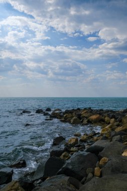 Kum ve kayalarla kaplı bir sahil kenarı Ostia Roma kıyısı. Yüksek kalite fotoğraf