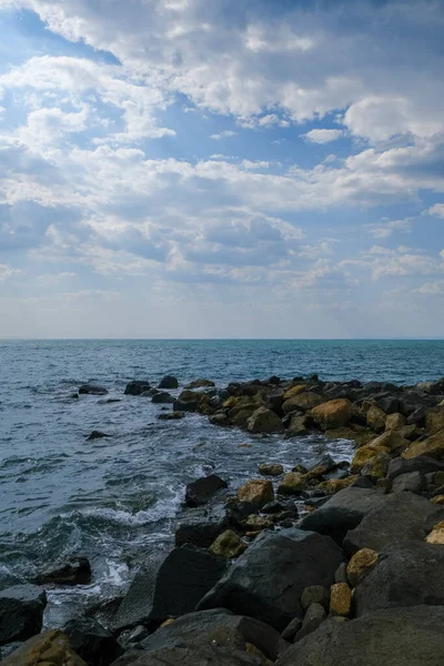 海滩的焦点是罗马海岸的沙子和岩石 高质量的照片 — 图库照片
