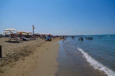 Kum ve kayalarla kaplı bir sahil kenarı Ostia Roma kıyısı. Yüksek kalite fotoğraf