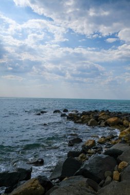 Kum ve kayalarla kaplı bir sahil kenarı Ostia Roma kıyısı. Yüksek kalite fotoğraf