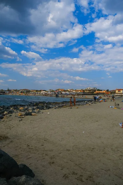 Kum Kayalarla Kaplı Bir Sahil Kenarı Ostia Roma Kıyısı Yüksek — Stok fotoğraf