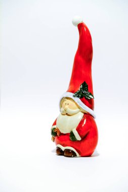 Noel Baba 'nın Noel Heykeli beyaz arka planda izole edilmiş. Yüksek kalite fotoğraf