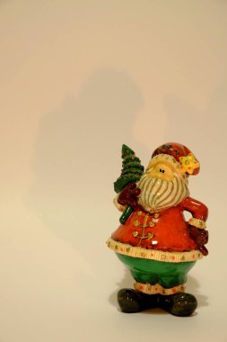 Noel Baba 'nın Noel Heykeli beyaz arka planda izole edilmiş. Yüksek kalite fotoğraf