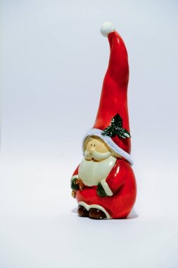 Noel Baba 'nın Noel Heykeli beyaz arka planda izole edilmiş. Yüksek kalite fotoğraf