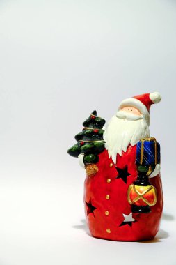 Noel Baba 'nın Noel Heykeli beyaz arka planda izole edilmiş. Yüksek kalite fotoğraf