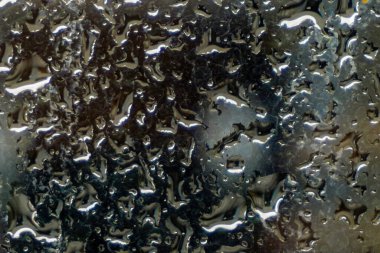 Cam üzerine su yağmuru damlaları dikey motif deseni. Yüksek kalite fotoğraf