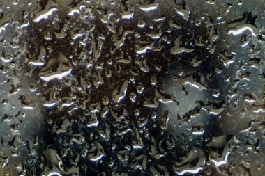 Cam üzerine su yağmuru damlaları dikey motif deseni. Yüksek kalite fotoğraf