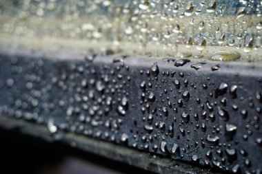 Cam üzerine su yağmuru damlaları dikey motif deseni. Yüksek kalite fotoğraf