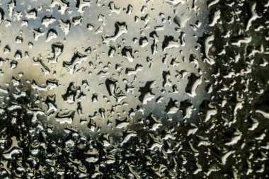 Cam üzerine su yağmuru damlaları dikey motif deseni. Yüksek kalite fotoğraf