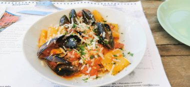 Lezzetli bir tabak Paccheri allo scoglio, yanında deniz ürünleri midyesi ve Ostia Roma 'da Percorino. Yüksek kalite fotoğraf